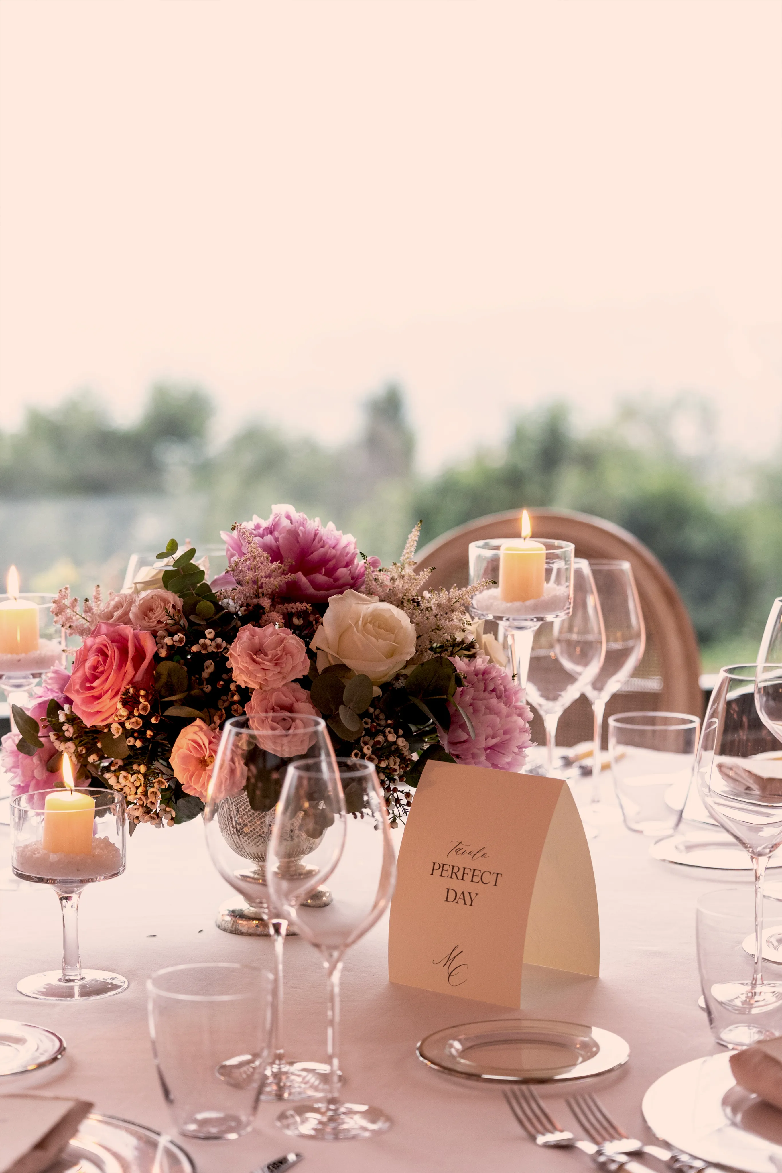 Sala ricevimenti allestita per un matrimonio