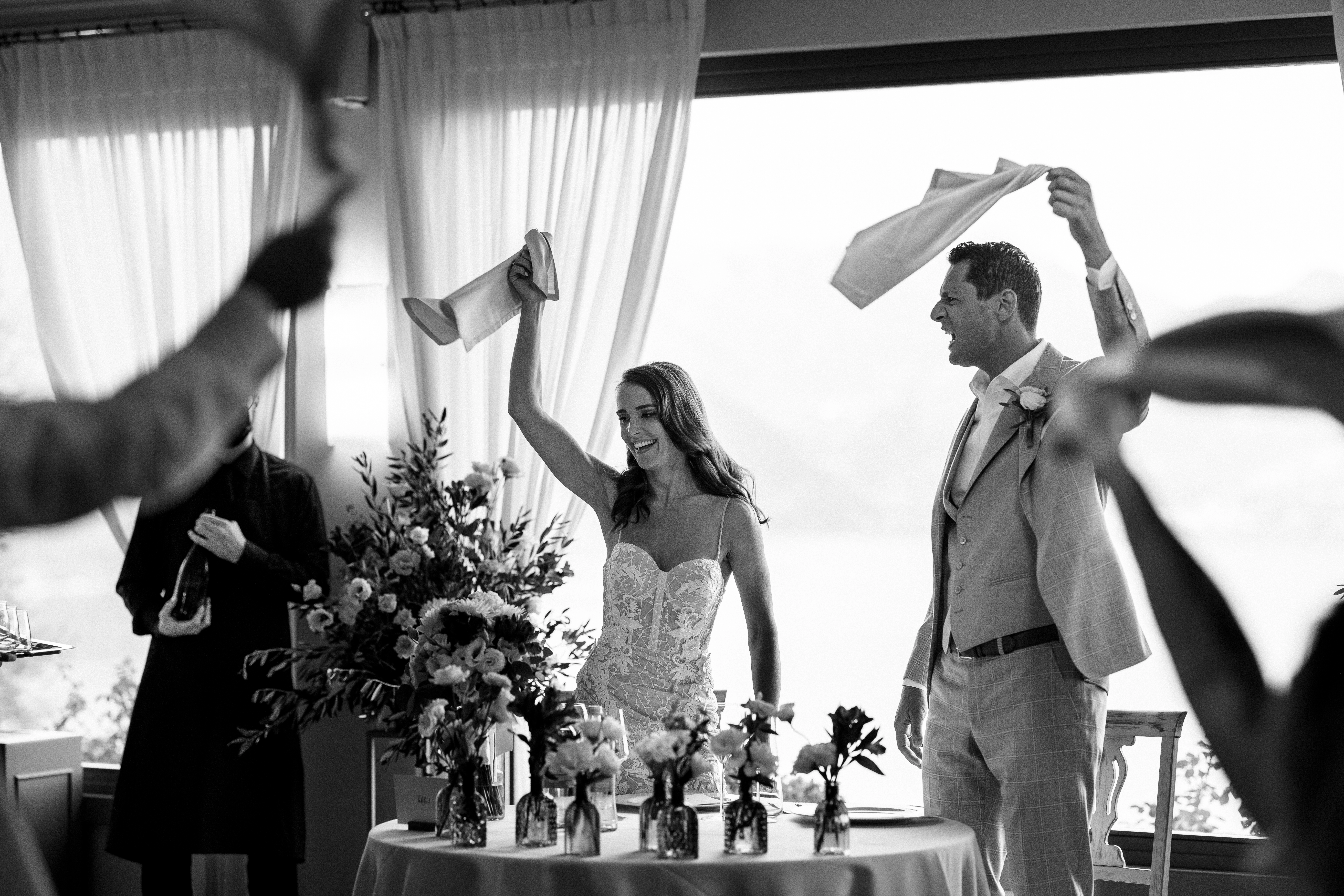 Lächelndes Brautpaar im Hauptsaal von La Catilina mit Panorama-Glasfronten