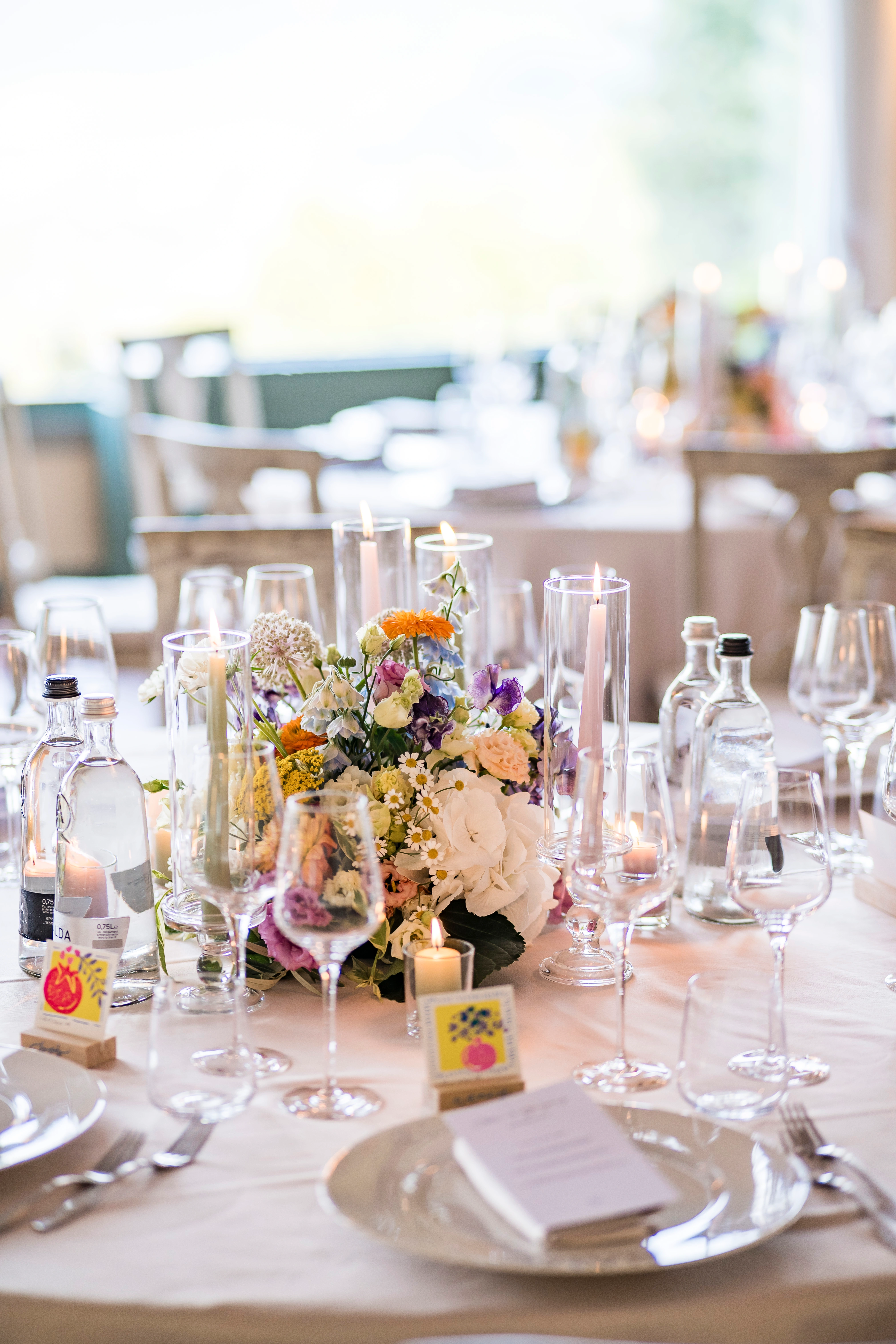 Festlicher Tischschmuck für eine Hochzeitsfeier mit See-Alpen-Panorama
